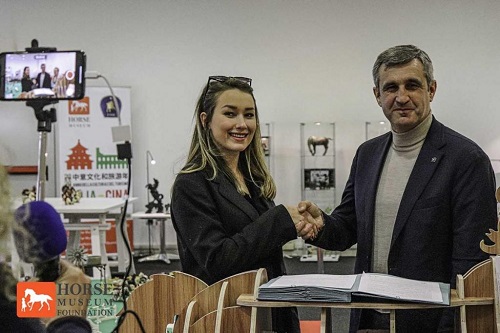 Maria Vittori Presidente della Fondazione Horse Museum insieme a Marco Di Paola Presidente Fise Maria Vittori Presidente della Fondazione Horse Museum insieme a Marco Di Paola Presidente Fise