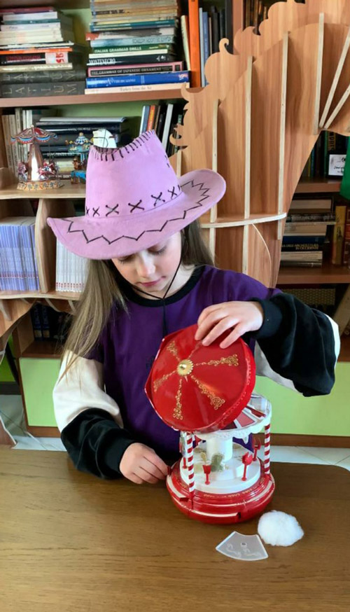 Pupa trousse in the shape of a carousel with horses