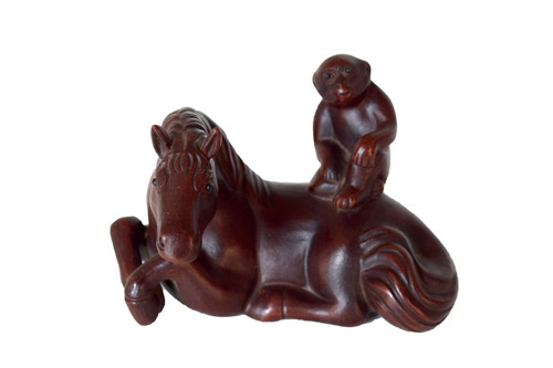 Scimmia a cavallo di ceramica Scimmia a cavallo di ceramica